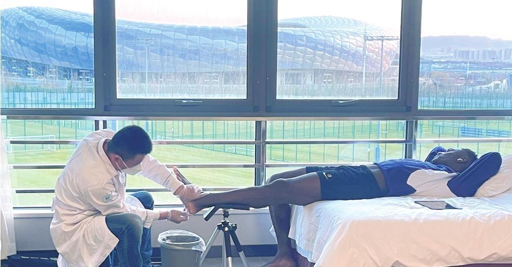 【朋朋修脚】非遗修脚术为球员健康护航